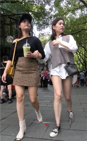 黑色鸭舌帽豹纹裙小姐姐
