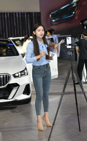 在直播的紧身铅笔牛仔裤美女 [23P]