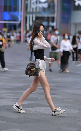 打电话的妞有点小惊喜 [21P]