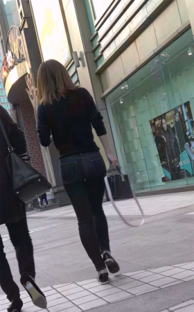 紧身牛仔宽臀女