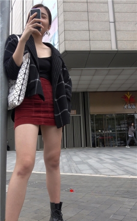 玩手机的红裙小姐姐