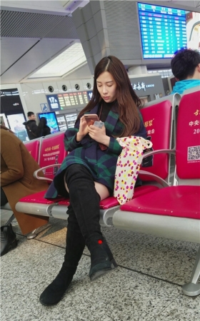 玩手机的高靴美女