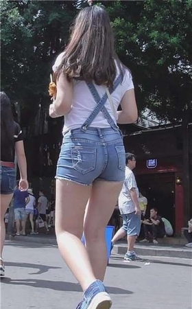 街拍极品背带热裤清纯少女  [623 MB]