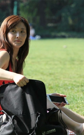 No672 长发女郎两次独坐草地，足型肉感但颜值不错