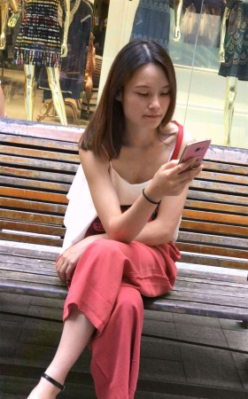 性感吊带衫街拍美女玩自拍