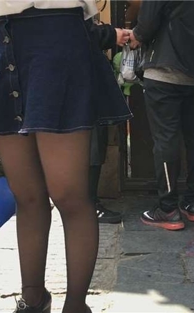 喜欢吃臭豆腐的黑丝牛仔短裙美女，黄发看起来有点野。