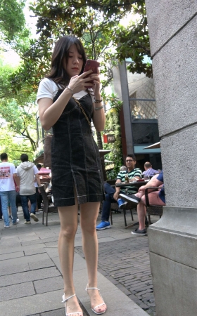 牛仔裙美眉
