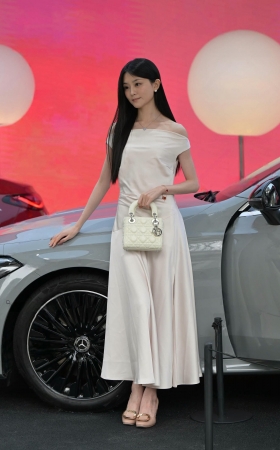 白裙小姐姐 [19P]
