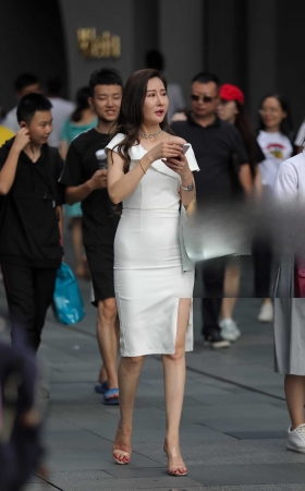 白色紧身包臀性感少妇 [23P]