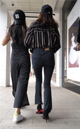 黑色牛仔紧身裤美眉