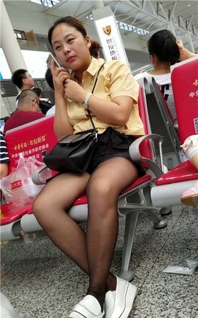 4k-候车室拍摄黄衬衫街拍黑丝性感美腿