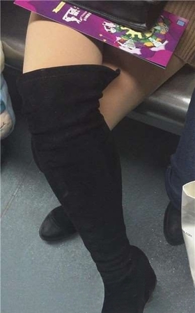 地铁上偶遇美腿长筒靴美眉
