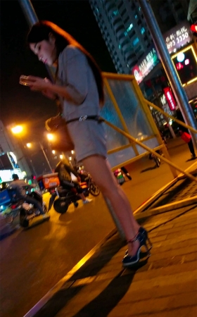 夜晚灰色短裤高跟极品长腿漂亮美少妇