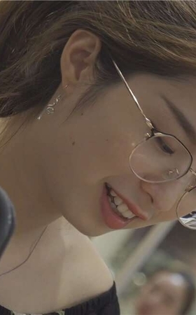 4K – 眼镜妹长得相当清秀 [2.36 GB/MP4]