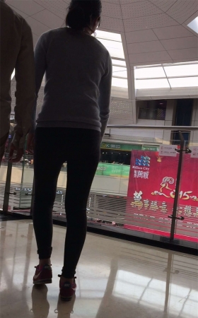 圆臀丰满臀部打底裤美女