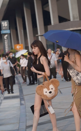 大露背，大长腿美女 [21P]