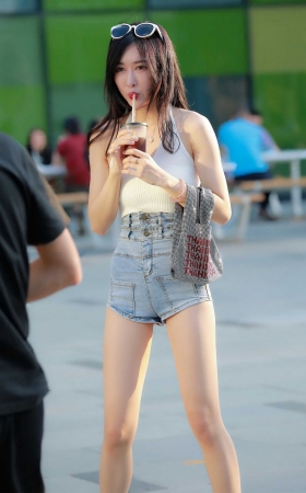 高挑热裤小姐姐 [21P]