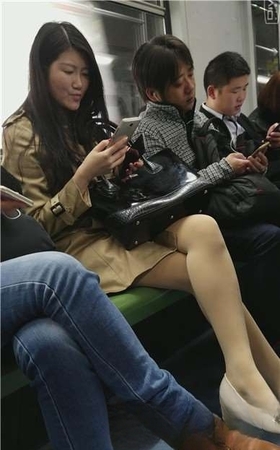 地铁上遇见一美腿高跟鞋肉色丝袜大长腿妹子