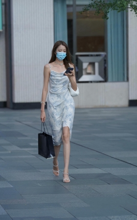 街拍逛街购物的吊带裙美女 [17P]