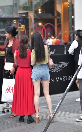 热裤美腿，接地气的小姐姐