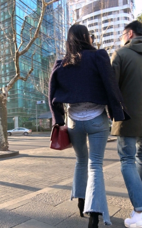 街拍宽臀牛仔喇叭裤熟女姐姐