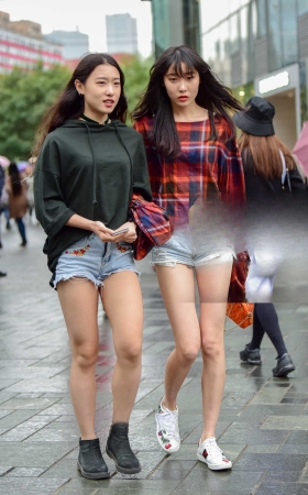 秋雨中的热裤小姐妹 [21P]