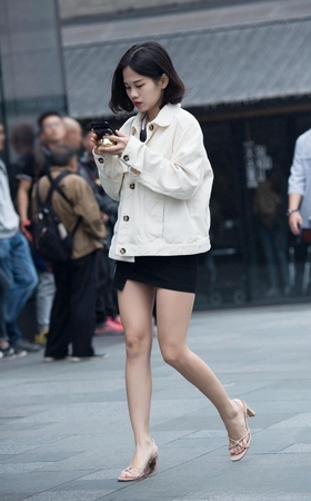 玩手机的长腿美女3A611[1.18G]