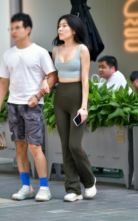 街拍紧身裤女友 [18P]