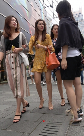 漂亮的黄色连衣裙美女