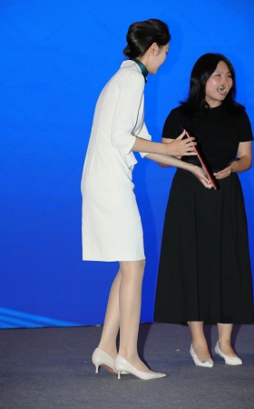 苗条高挑尖头细高跟丝腿小姐姐 [19P]