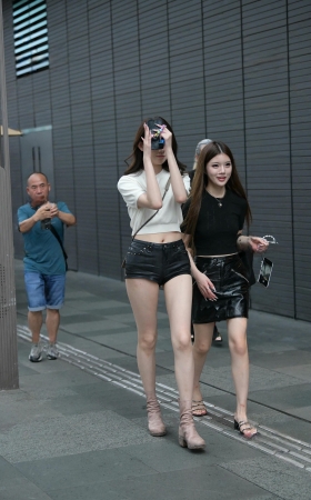 街拍高挑苗条长腿美眉 [17P]