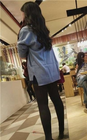 逛商场偶遇黑丝少妇，风韵犹存。