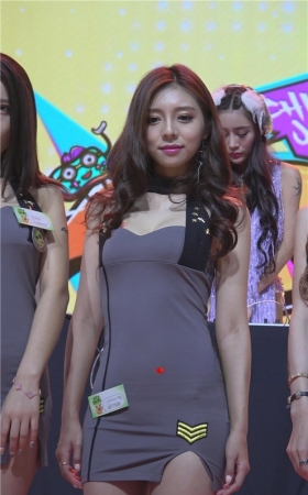 连体裙美女