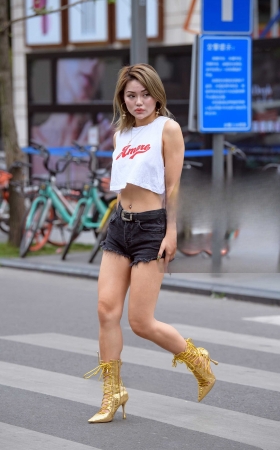 土豪金高跟鞋美女真空上阵 [25P]