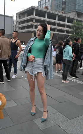 丰满热裤高跟美女