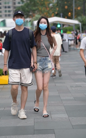 街拍苗条气质热裤小女友 [20P]