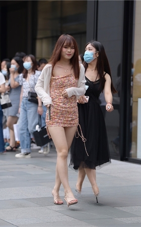 和闺蜜逛街的小美女(69P)