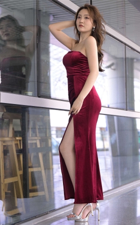 红裙礼仪小姐