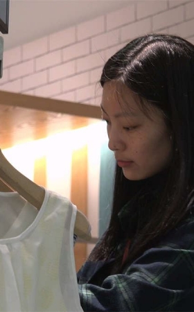 商场穿鞋子的高跟美女