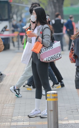 [玻璃街拍】灰色瑜伽裤小妹 [19P]