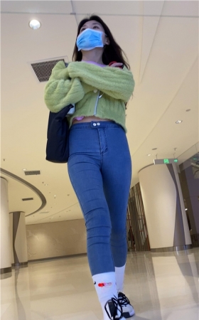 气质紧身牛仔美女
