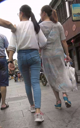 极品紧身蓝牛白衬衫运动鞋街拍学生妹