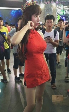 展会上红色性感气质丰满美眉 [431 MB]