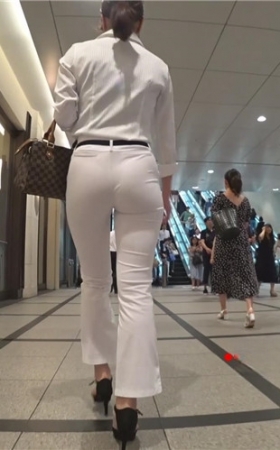 紧身白裤极品身材美腿OL
