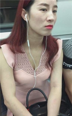 偶遇低胸v领粉色裙美女