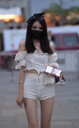 性感白热裤美眉，又万万没想到~