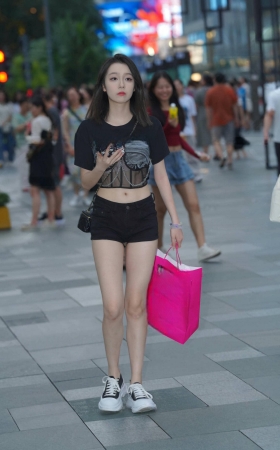 逛街购物黑色短牛小姐姐 [18P]