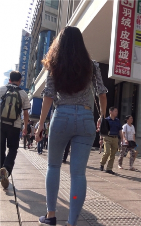 挑选衣服的牛仔裤妹子