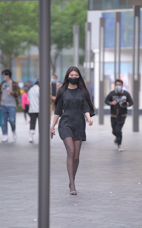 漂亮的长发黑丝小姐姐