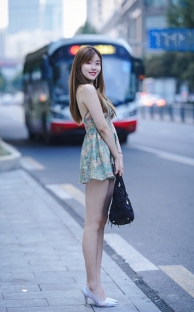 绿色小花裙美女